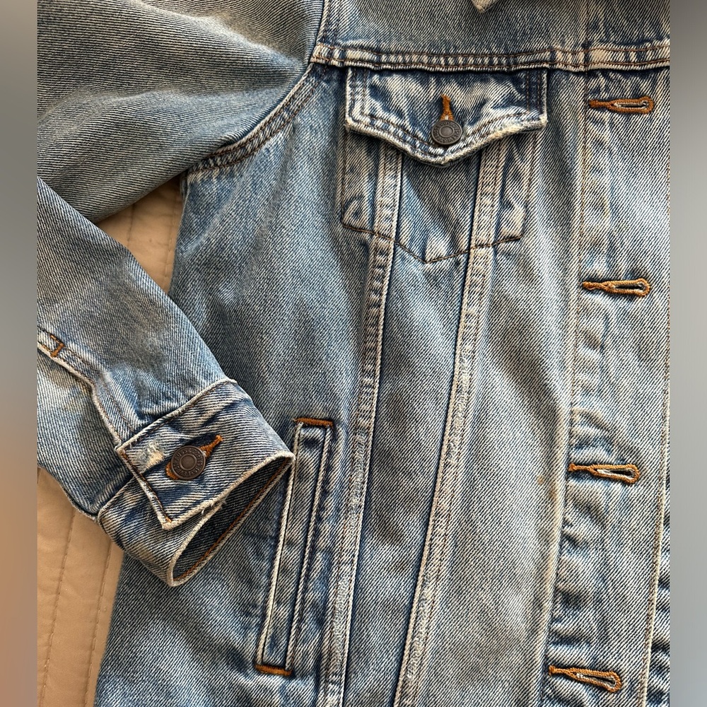 Levi’s Classic Jean Jacket - Picture 4 of 9